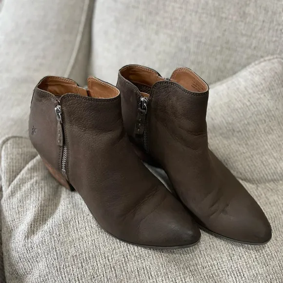 Frye Brown Leather Judith Moto Double Zip Heeled Ankle Bootie - Size 8.5