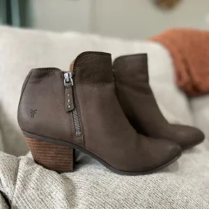 Frye Brown Leather Judith Moto Double Zip Heeled Ankle Bootie - Size 8.5