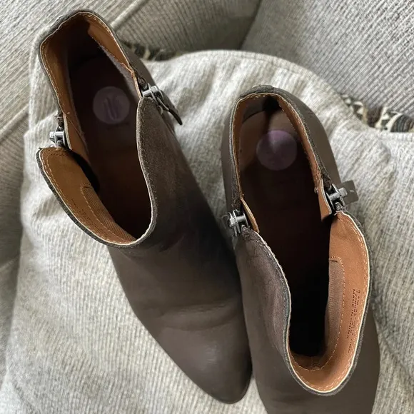 Frye Brown Leather Judith Moto Double Zip Heeled Ankle Bootie - Size 8.5