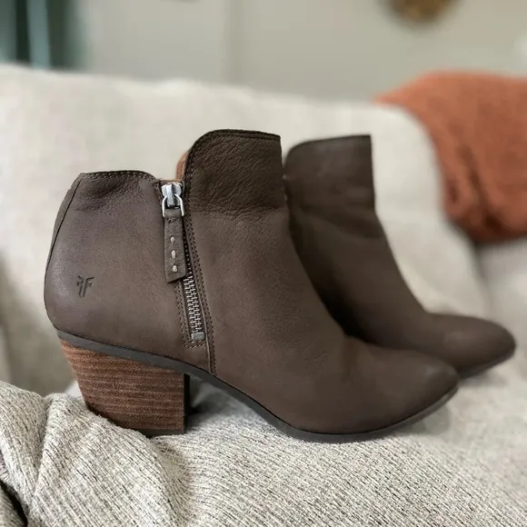 Frye Brown Leather Judith Moto Double Zip Heeled Ankle Bootie - Size 8.5