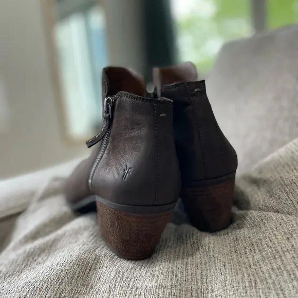 Frye Brown Leather Judith Moto Double Zip Heeled Ankle Bootie - Size 8.5