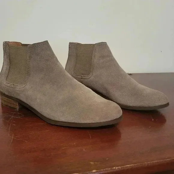 FRYE Mallory Chelsea Suede Leather Edgy Chic Casual Minimalist Taupe Booties(7)