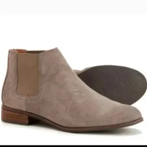 FRYE Mallory Chelsea Suede Leather Edgy Chic Casual Minimalist Taupe Booties(7)