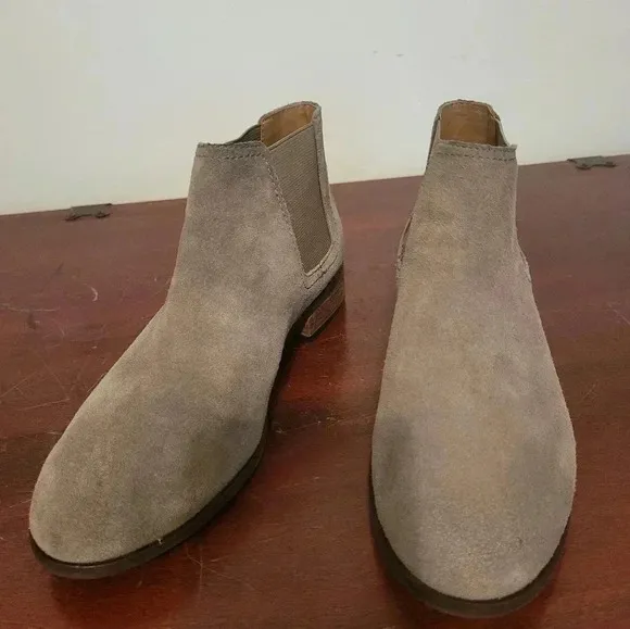 FRYE Mallory Chelsea Suede Leather Edgy Chic Casual Minimalist Taupe Booties(7)