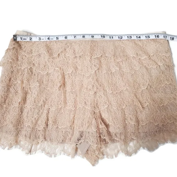 Haute Hippie Mid-Rise Mini Lace Tiered  Shorts SZ L Beige Boho|Couture|NWT