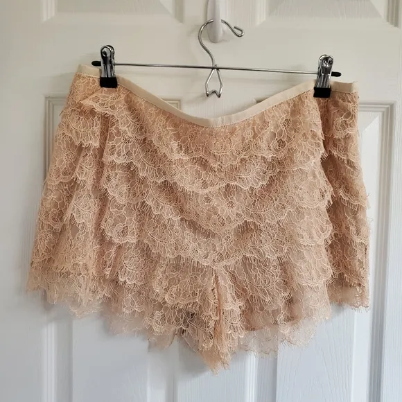 Haute Hippie Mid-Rise Mini Lace Tiered  Shorts SZ L Beige Boho|Couture|NWT