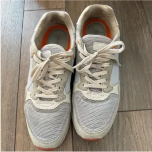 HOFF  Women’s Light Blue and Orange Low Top Sneakers 10
