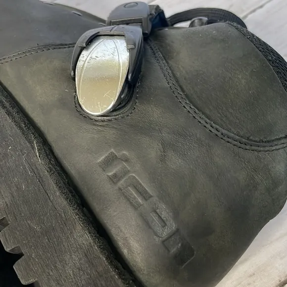 Icon Vintage Biker Boots W/Pink Lettering