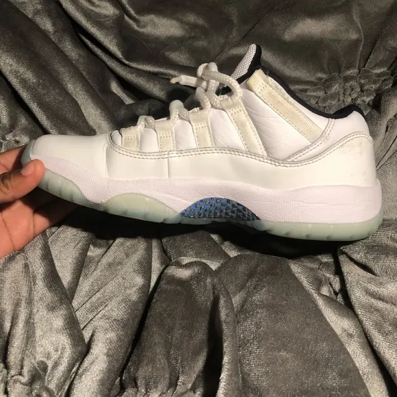 I’m selling these legend blue retro 11,s shoes is not include with box