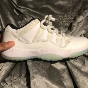 I’m selling these legend blue retro 11,s shoes is not include with box