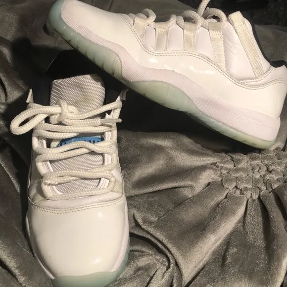 I’m selling these legend blue retro 11,s shoes is not include with box