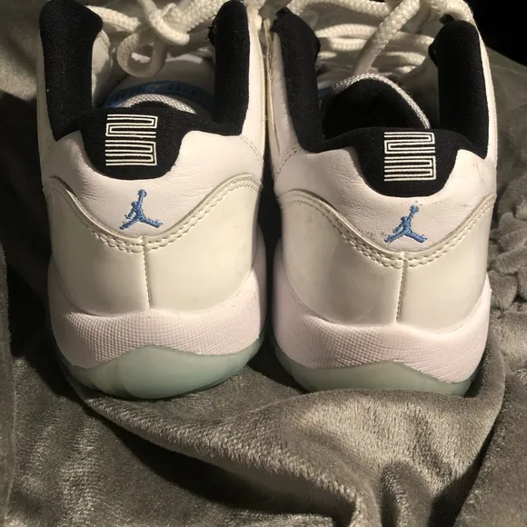 I’m selling these legend blue retro 11,s shoes is not include with box