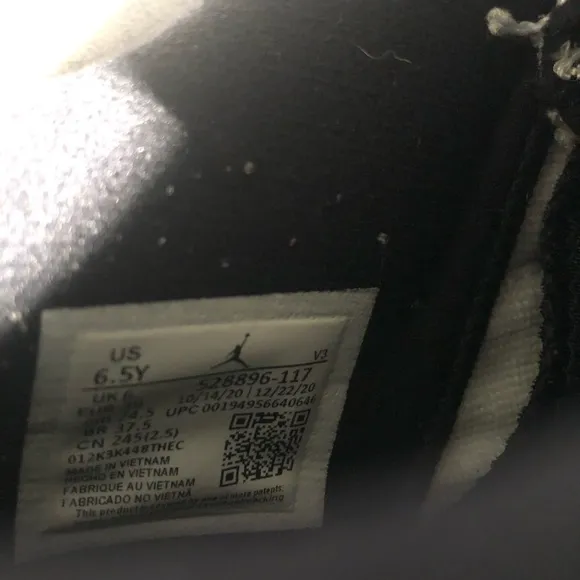 I’m selling these legend blue retro 11,s shoes is not include with box