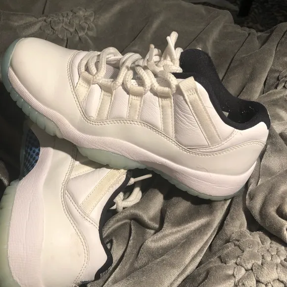 I’m selling these legend blue retro 11,s shoes is not include with box
