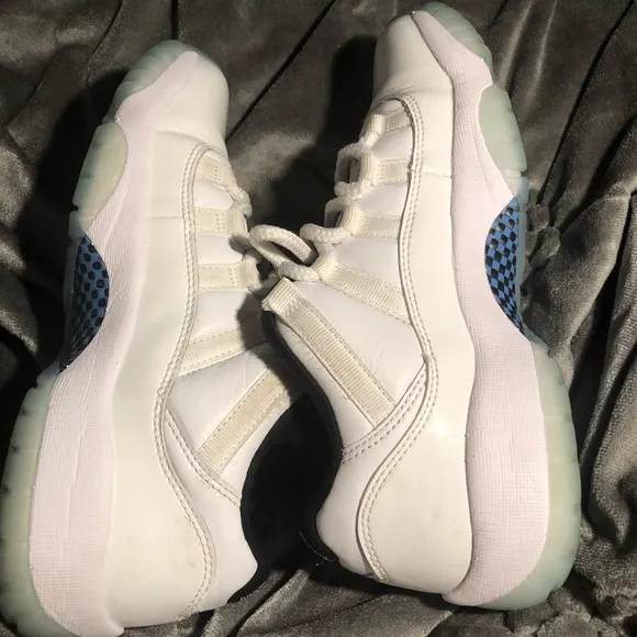 I’m selling these legend blue retro 11,s shoes is not include with box