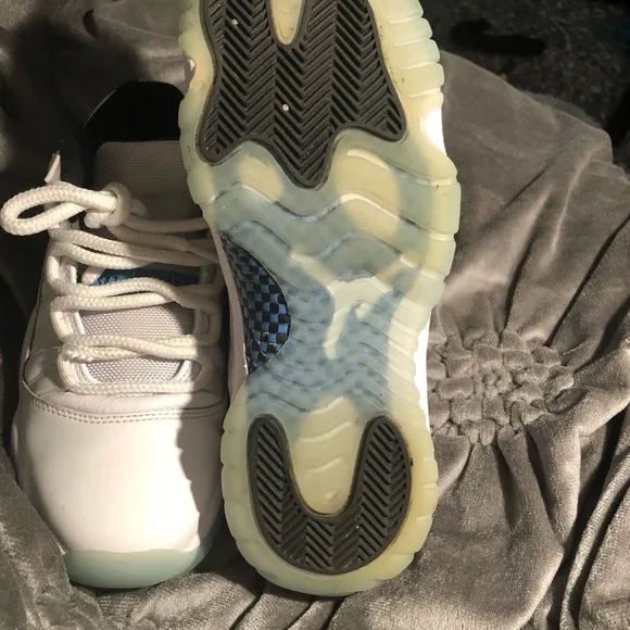 I’m selling these legend blue retro 11,s shoes is not include with box
