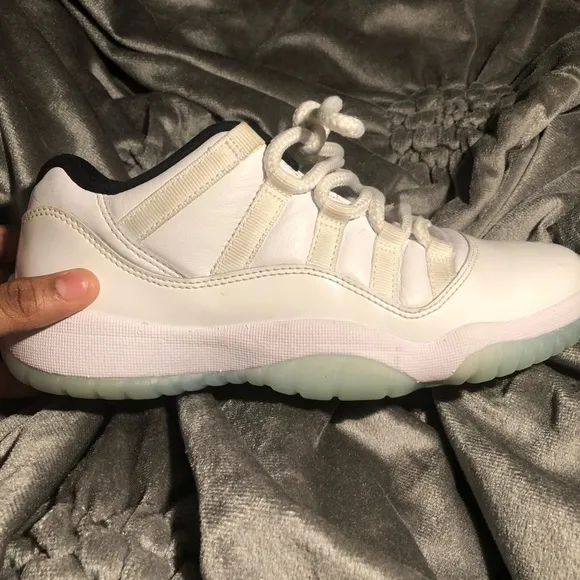 I’m selling these legend blue retro 11,s shoes is not include with box