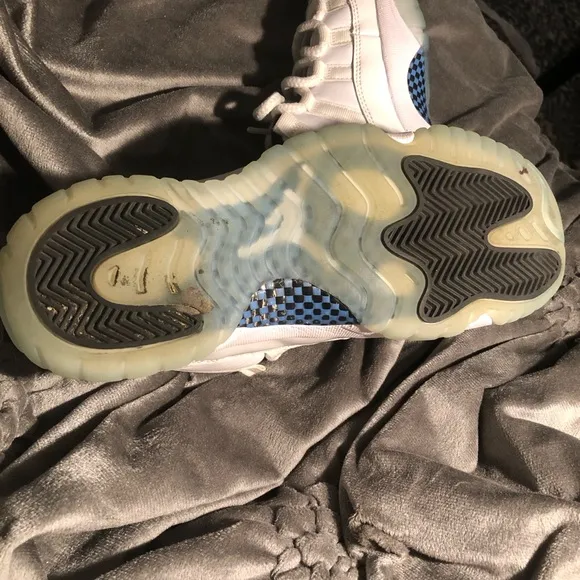 I’m selling these legend blue retro 11,s shoes is not include with box