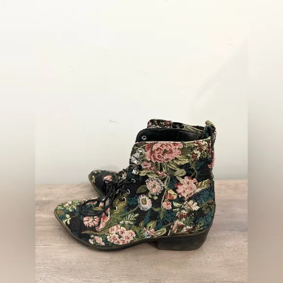 Indigo Rd. Yarine Floral Embroidered Heeled Ankle Boots Booties Stacked Size 9
