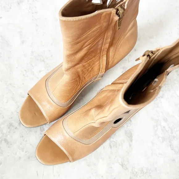 John Fluevog Scrolled Leather Miracles Bethsaida Heeled Ankle Booties 8.5 Boots