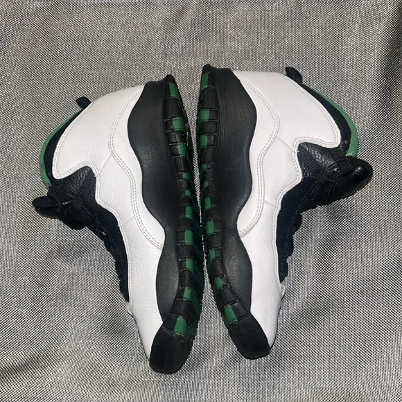 Jordan 10s Retro Seattle size 5.5y….