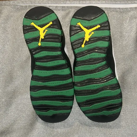 Jordan 10s Retro Seattle size 5.5y….