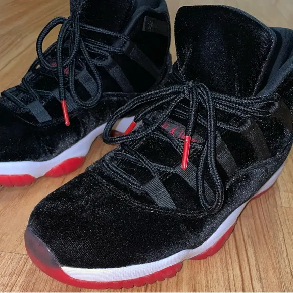 JORDAN 11 RETRO 'BRED VELVET Size 8.5