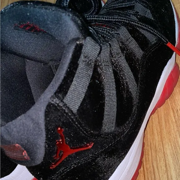 JORDAN 11 RETRO 'BRED VELVET Size 8.5