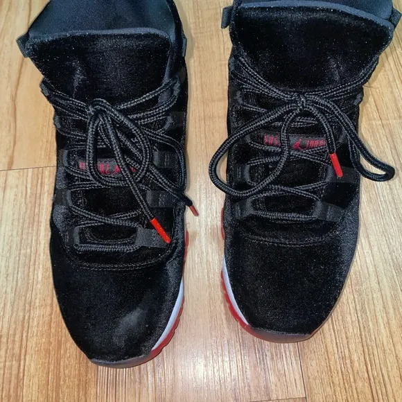 JORDAN 11 RETRO 'BRED VELVET Size 8.5