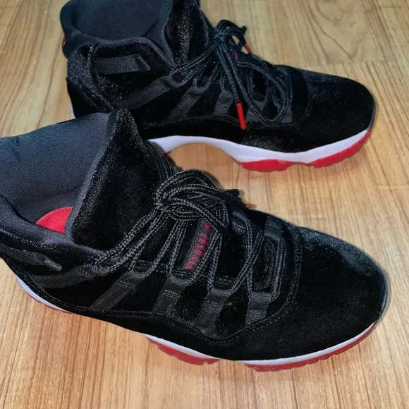 JORDAN 11 RETRO 'BRED VELVET Size 8.5