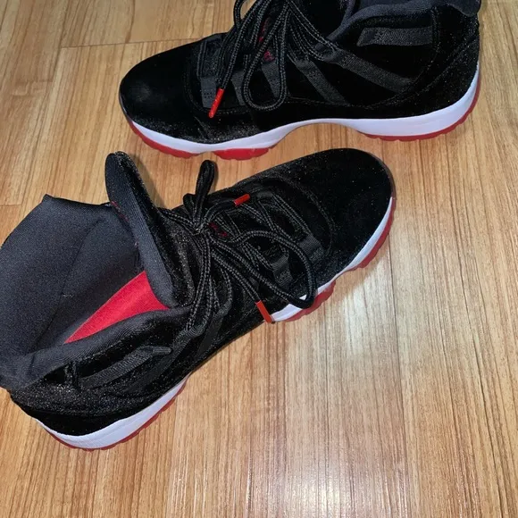 JORDAN 11 RETRO 'BRED VELVET Size 8.5