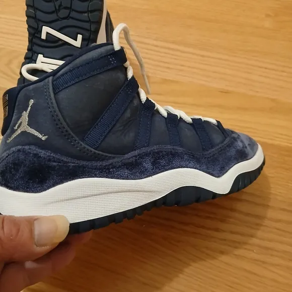 Jordan 11 Retro Midnight Navy Streetwear/Lifestyle Shoes Size 2 Youth Unisex
