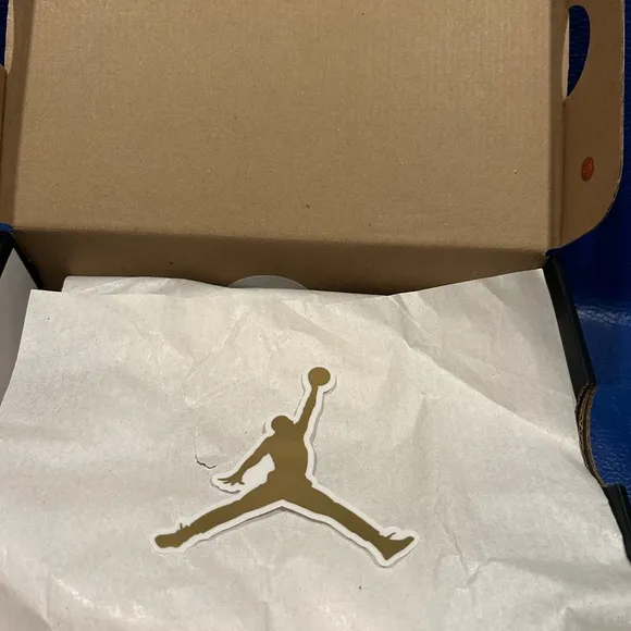 JORDAN 6 RETRO - Kids White and Red Jordan Shoes