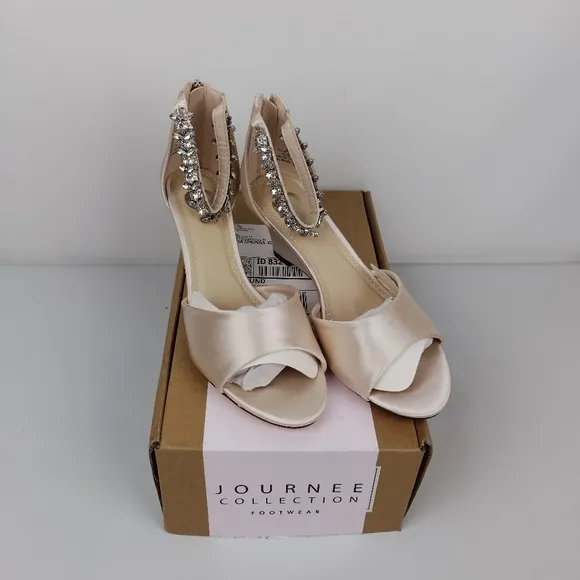 Journee collection womens Connor wedges womens‎ fashion shoes size 7.5 new