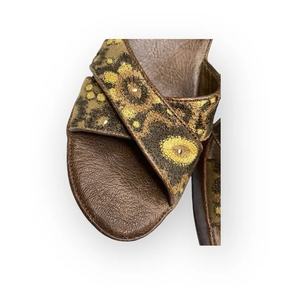 Kenneth Cole 𑁍 Afterflower Embroidery Strappy Platform Sandal 𑁍 Brown Leather