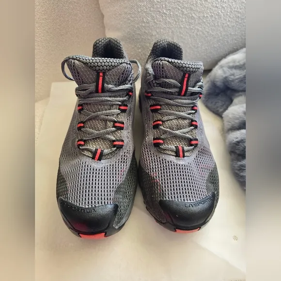 La Sportiva, Women's Wildcat Trail-Running Shoes -Clay/Hibiscus, Size 10/42