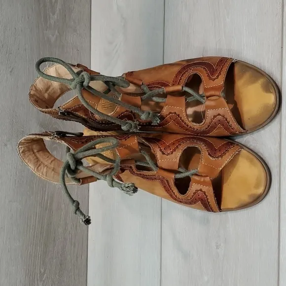L'artiste Womens Alejandra GhillieAnkle Leather Boho Heels Sandals shoes sz 40/9