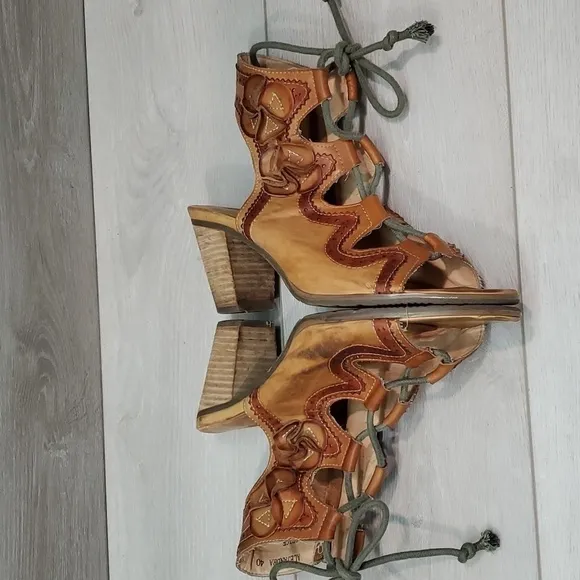 L'artiste Womens Alejandra GhillieAnkle Leather Boho Heels Sandals shoes sz 40/9