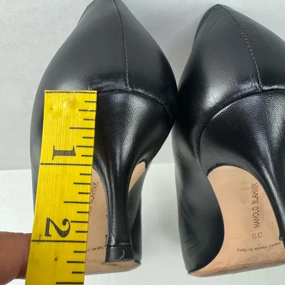 Manolo Blahnik Black Pointed Toe Heel Pumps Size 39.