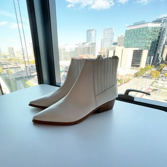 Marc Fisher Yarita Ivory Leather Pointed Toe Western Boho Ankle Boots Size 10
