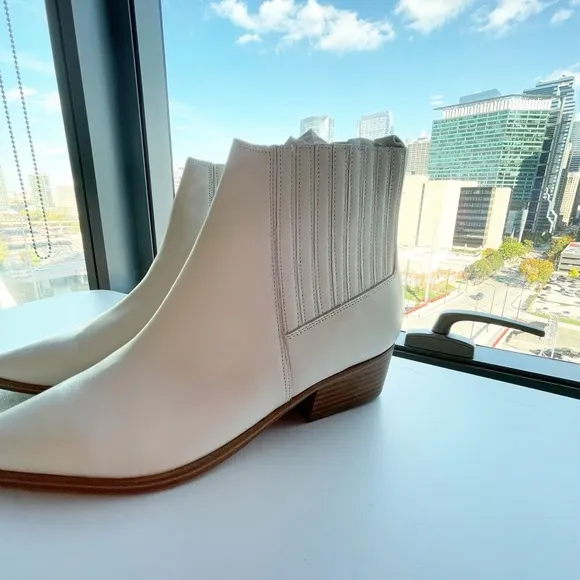 Marc Fisher Yarita Ivory Leather Pointed Toe Western Boho Ankle Boots Size 10