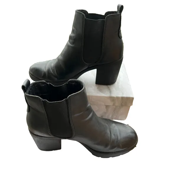 Marco Tozzi  comfortable Cushioned Chelsea ankle boot, black, leather size 39