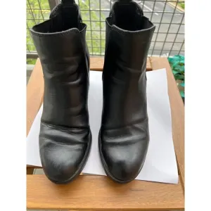 Marco Tozzi  comfortable Cushioned Chelsea ankle boot, black, leather size 39