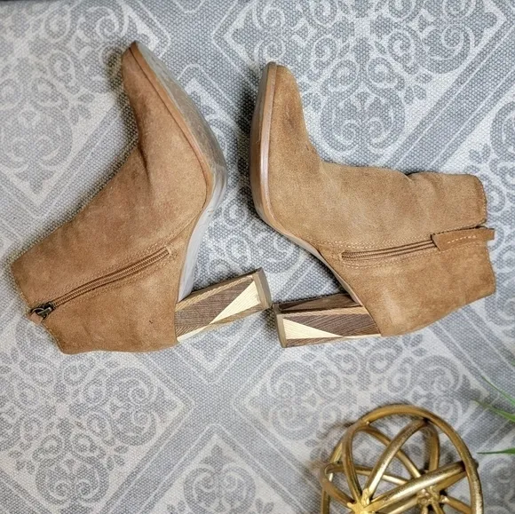 Matisse Katherine Tan Suede Booties Ankle Boots Geometric wood block heel Size 7