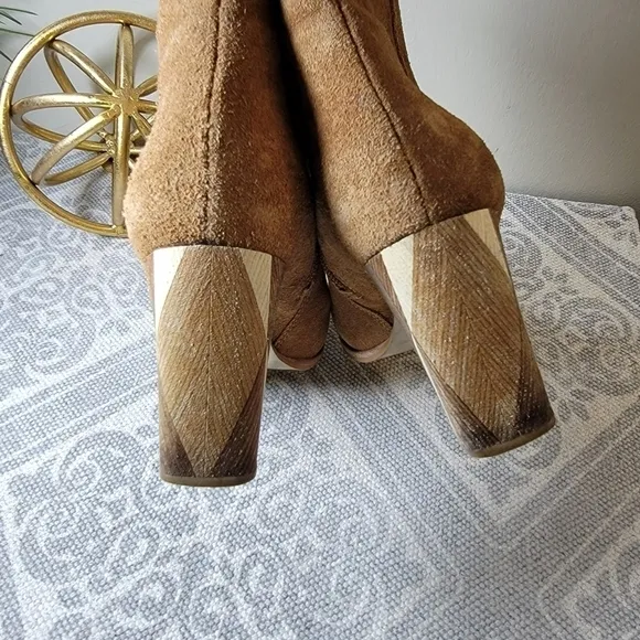 Matisse Katherine Tan Suede Booties Ankle Boots Geometric wood block heel Size 7