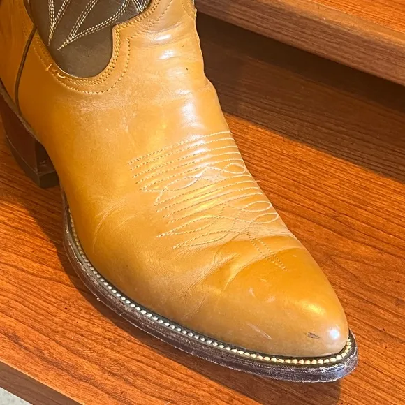 Men’s Vintage Cowboy Boots  Size 9D Brown shaft/tan foot Western