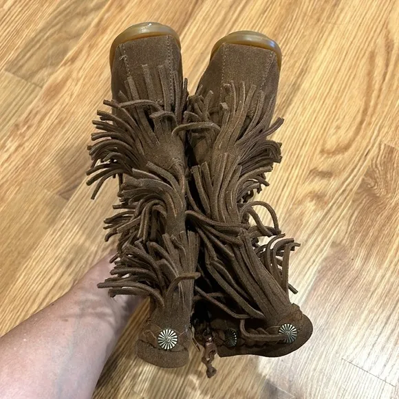 Minnetonka 3 Layer Fringe Boot milk chocolate Brown Size 4 kids retired color