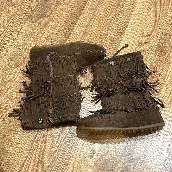 Minnetonka 3 Layer Fringe Boot milk chocolate Brown Size 4 kids retired color