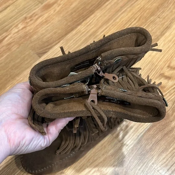 Minnetonka 3 Layer Fringe Boot milk chocolate Brown Size 4 kids retired color