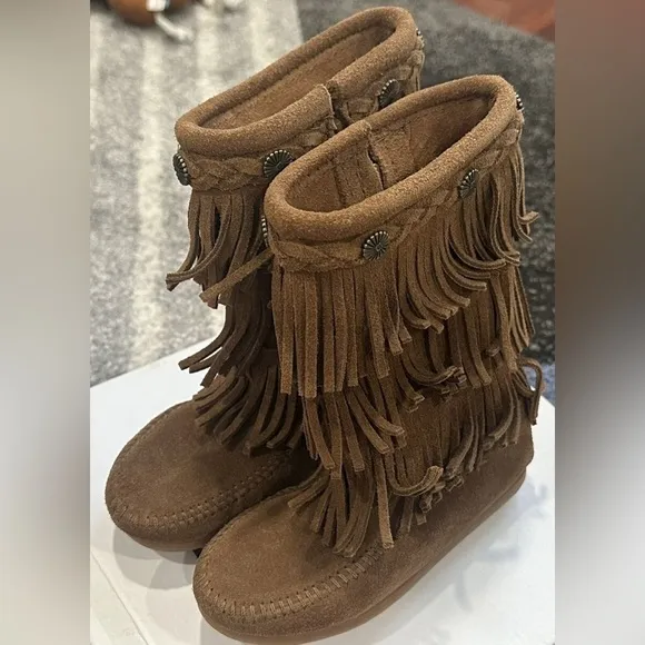 Minnetonka 3 Layer Fringe Boot milk chocolate Brown Size 4 kids retired color